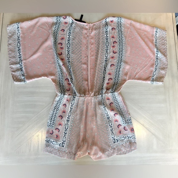 Like New!! BCBG MAXAZRIA - Caiti Kimono Sleeve Romper - Blush Pink - Size XS - Picture 16 of 16